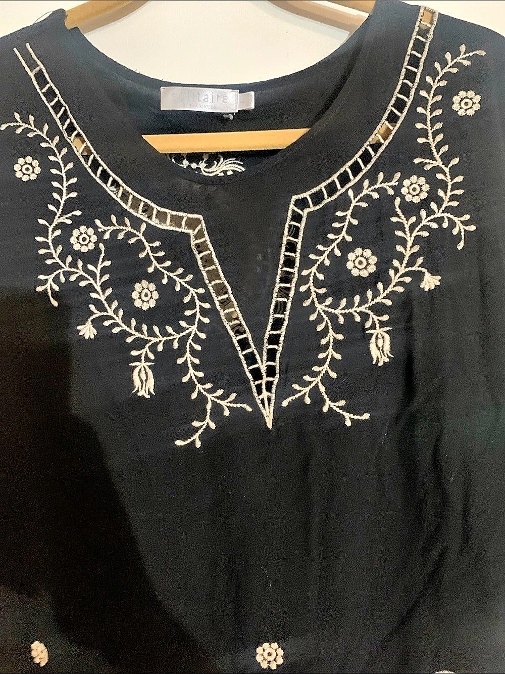Solitaire Embroidered Tunic in Black & Gold Size Small - Picture 3 of 7